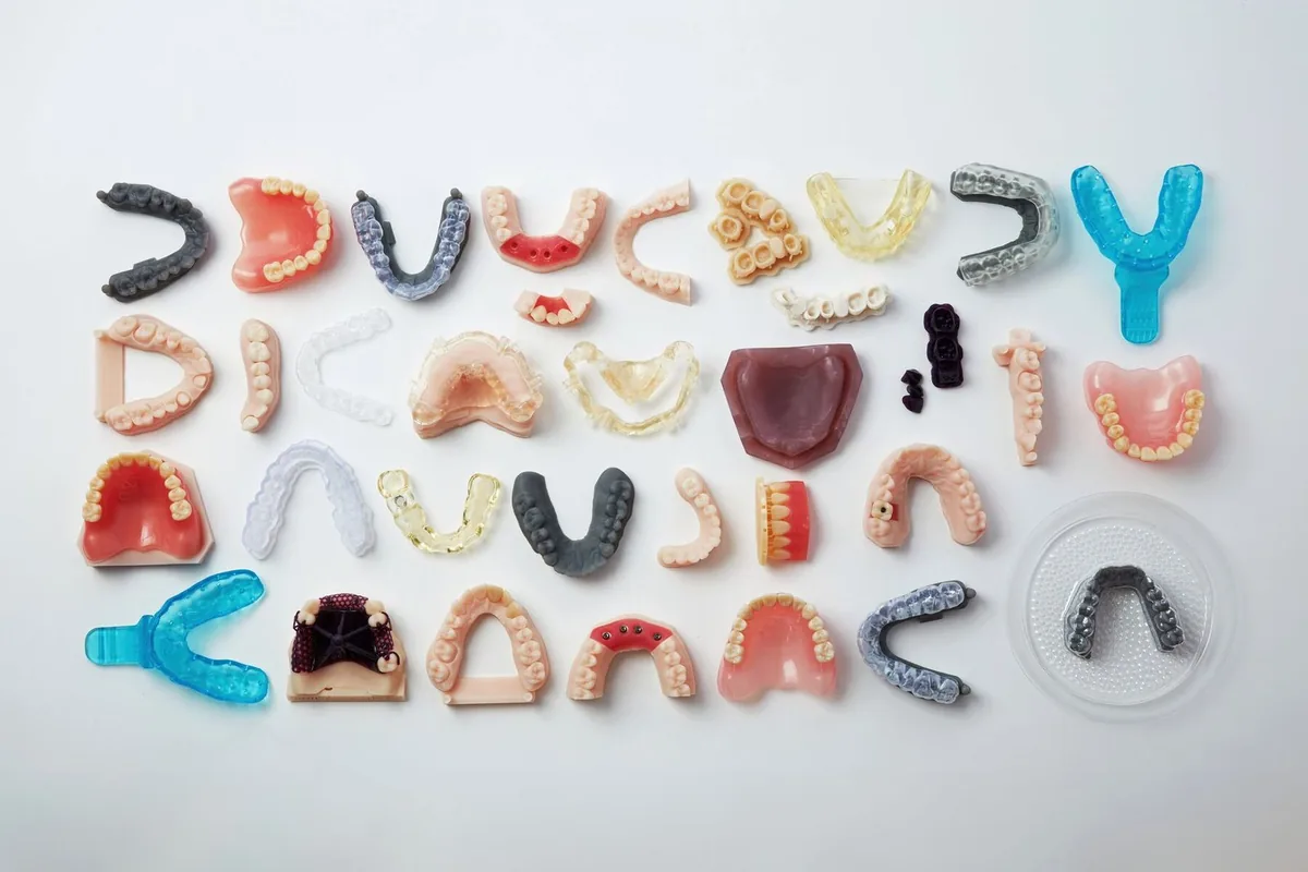 Verschiedene Teile aus dem dentalen 3D-Drucker: Modelle, Schienen, Bohrschablonen